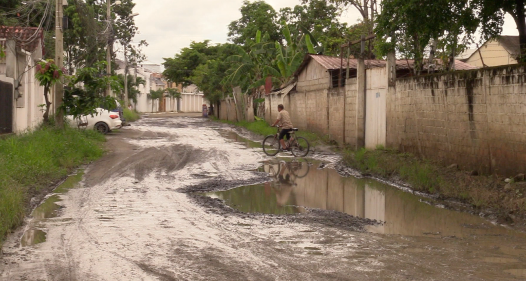 Baches y lodo afectan vías en sector El Negrital