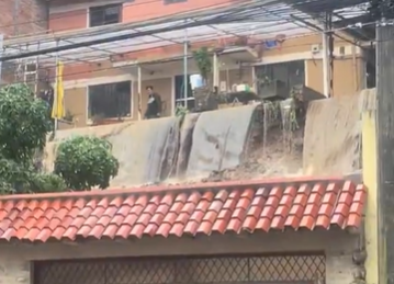 Las lluvias causaron el desbordamiento de una quebrada en el sector de El Tejar.