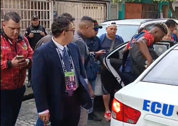 Carlos Arboleda, futbolista del Libertad FC, resultó detenido por la Policía Nacional este viernes en las inmediaciones del estadio George Capwell.