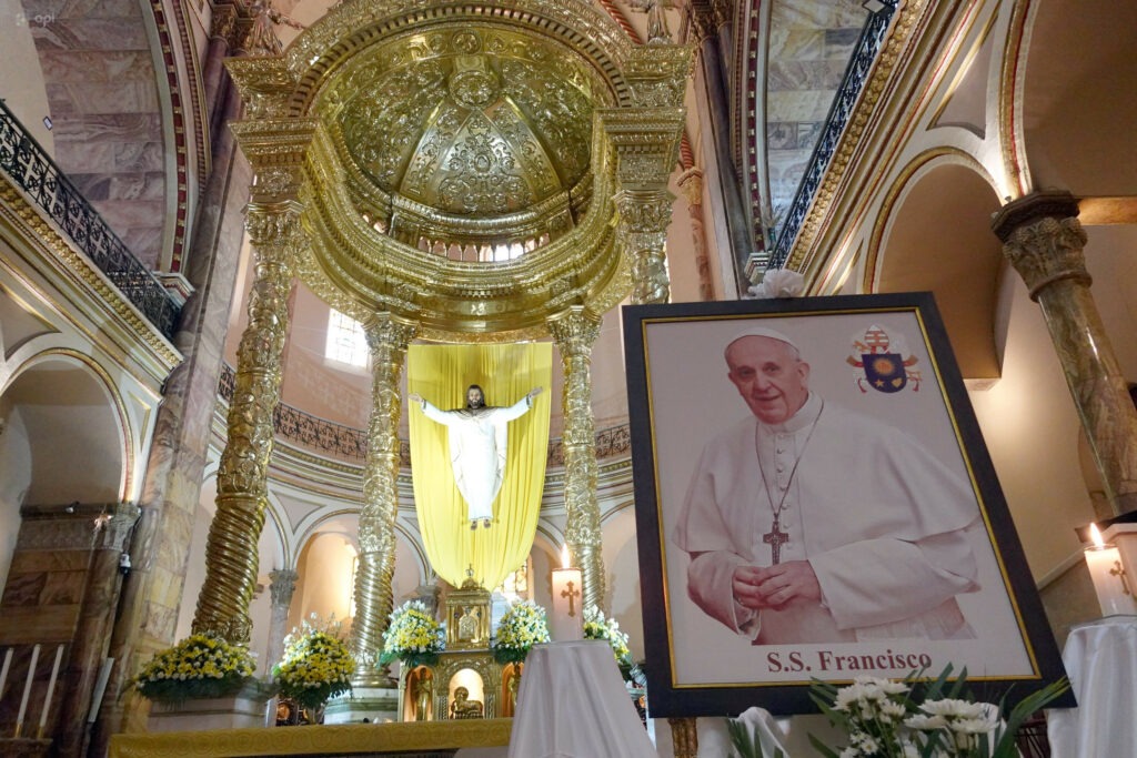 Catedral de Cuenca honra a Papa Francisco con altar y vestiduras artesanales