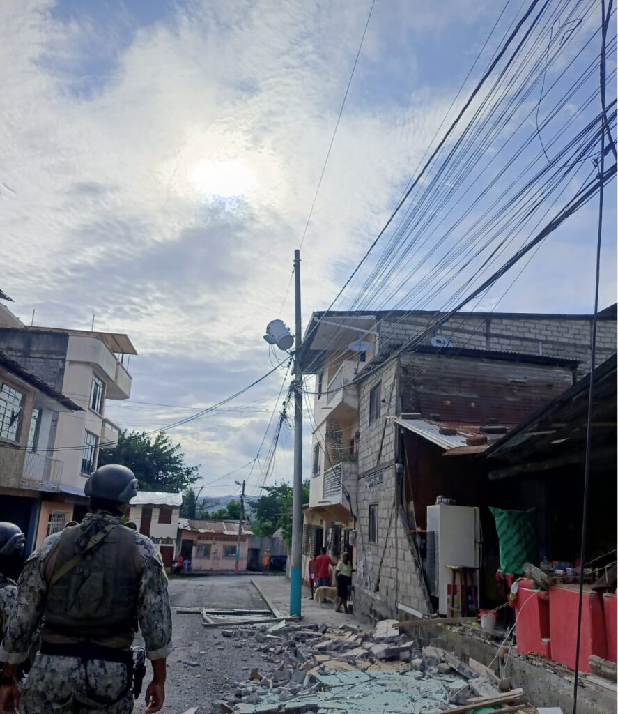 Cerca de 2.900 militares se despliegan para atender la emergencia en Esmeraldas.