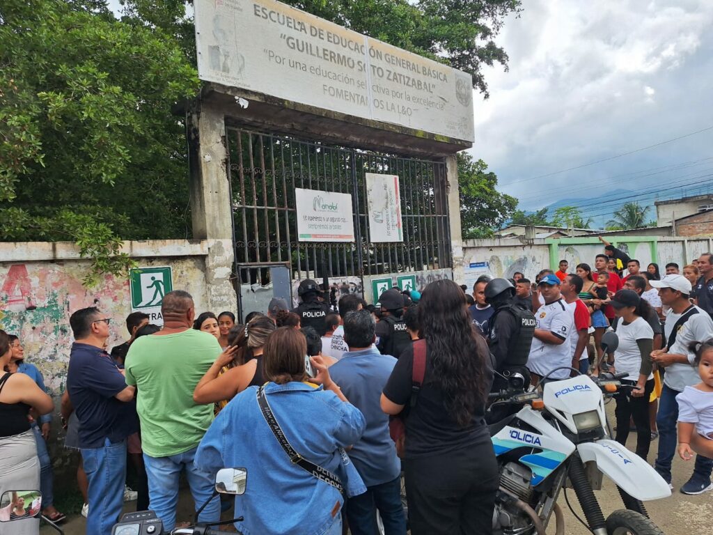 Cierran un recinto electoral en Portoviejo tras denuncias de usurpación de identidad