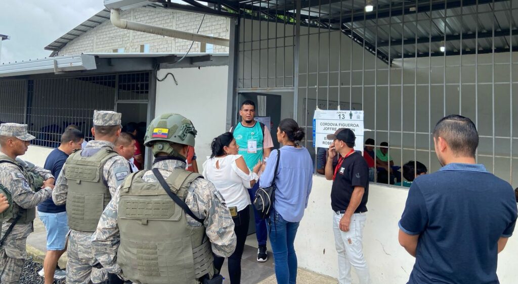 Ciudadano notificado en Jipijapa por usar celular durante el voto