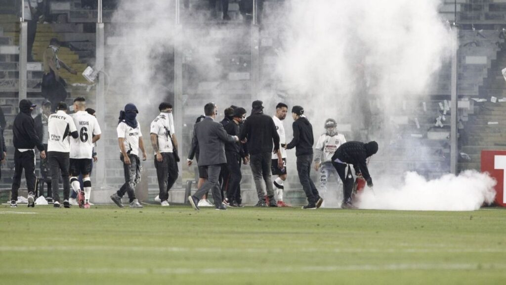 Colo Colo suspende actos por su centenario tras muerte de hinchas en partido