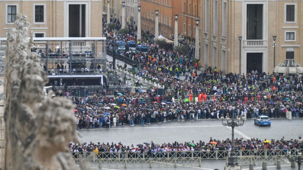 Concluye la capilla ardiente del papa Francisco tras recibir a miles de fieles