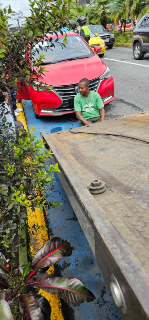Conductor intentó evitar retención de su vehículo en Santo Domingo