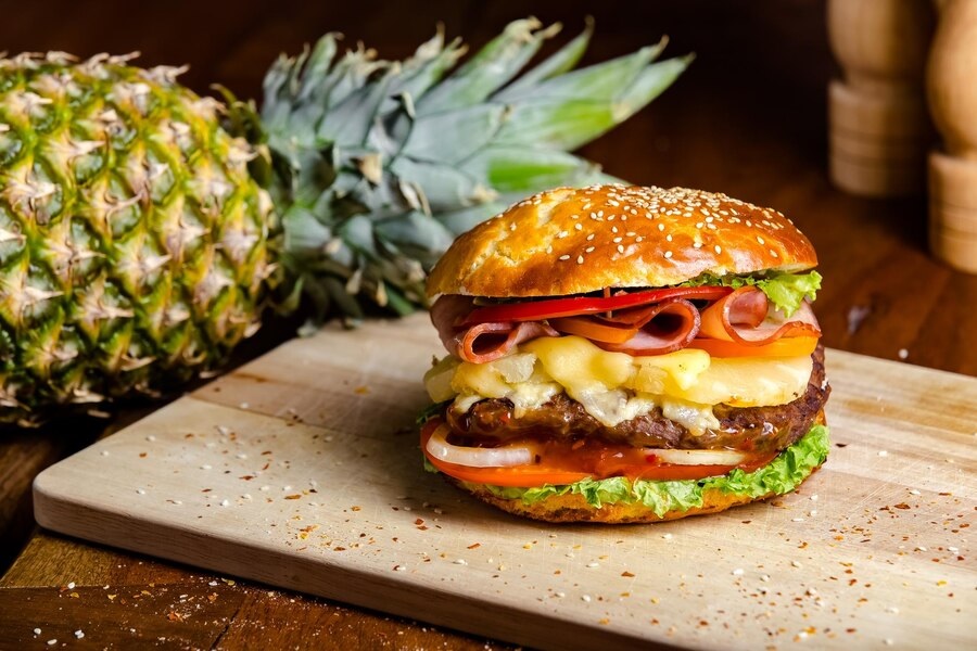Déjate sorprender por los sabores de una hamburguesa hawaiana Sigue esta fácil receta