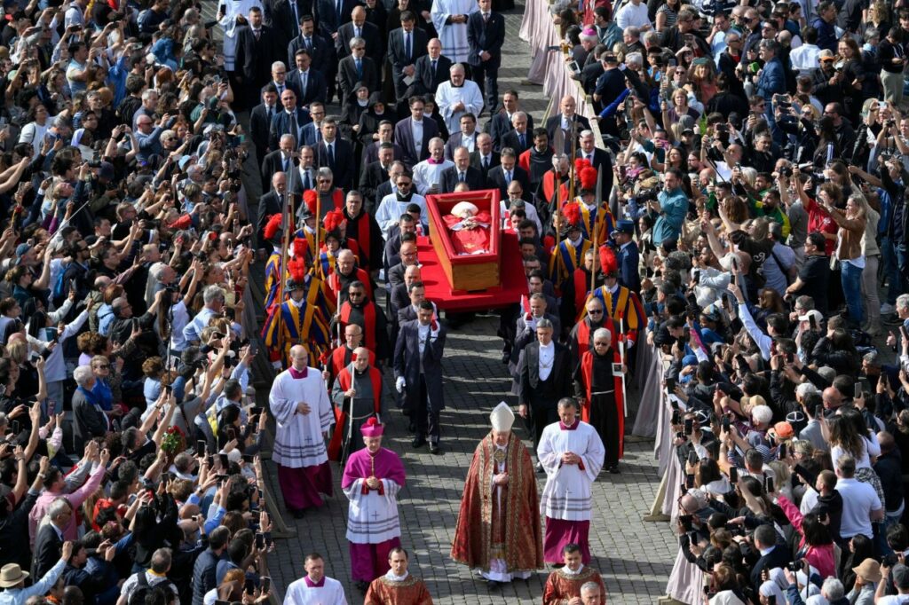Del funeral al cónclave los próximos pasos de la Iglesia Católica tras la muerte de Papa Francisco