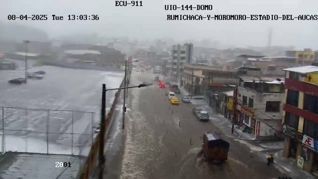 Desbordamientos-y-caos-en-el-sur-de-Quito-por-intensa-granizada