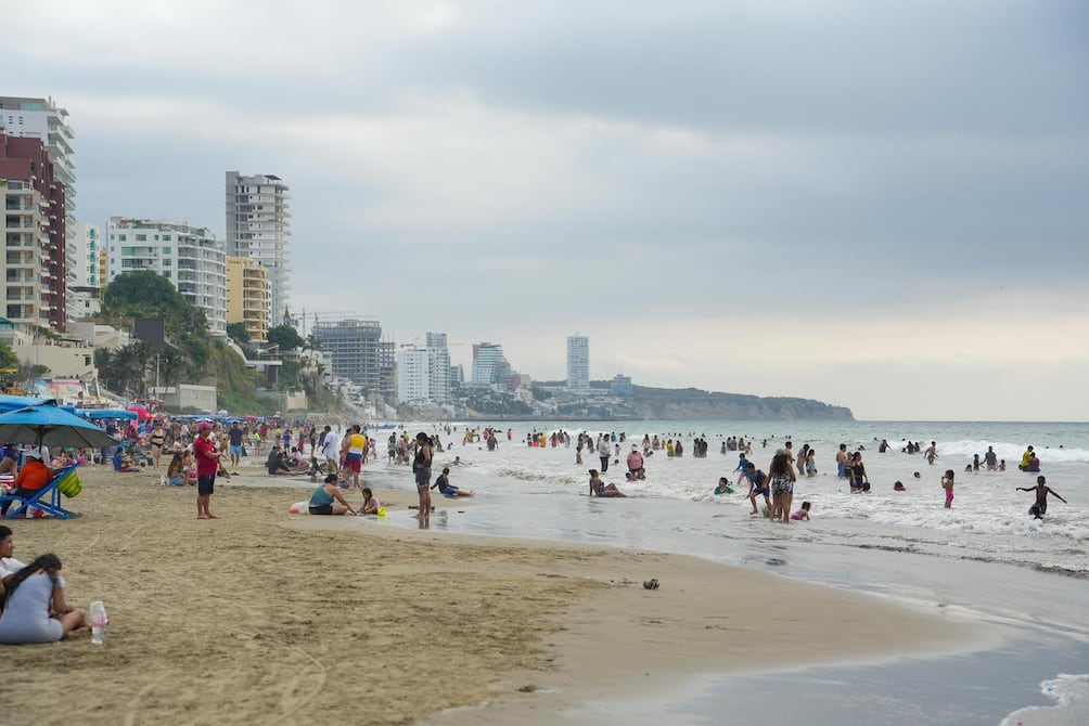 Descubre la magia de la Semana Santa en Manta: música en vivo, playas, ferias tradicionales y celebraciones religiosas únicas.