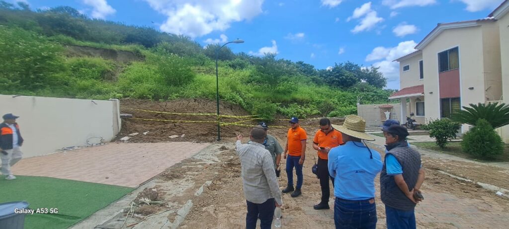 Deslizamiento de tierra en Valle Alto pone en riesgo a 300 viviendas en Portoviejo