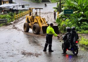Deslizamientos y apagones golpean a Santo Domingo este domingo.