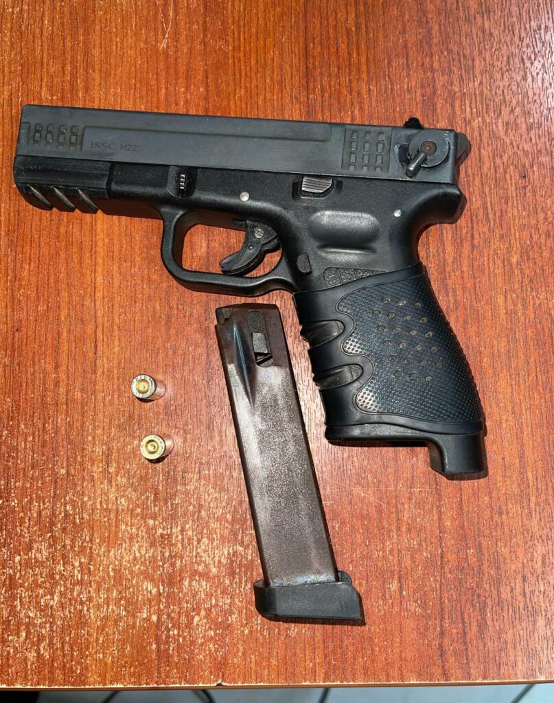 Detienen a dos hombres que andaban con un arma en El Carmen