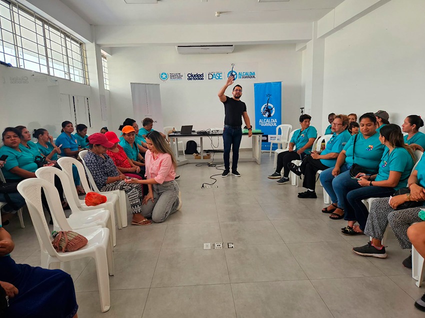 La Dirección de la Mujer organizó un taller en Casa Guayaca, donde se enfocó el taller en resiliencia y empoderamiento femenino.