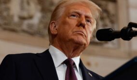 Donald Trump impone arancel del 10% a Ecuador y otros países latinoamericanos como Argentina y Brasil.