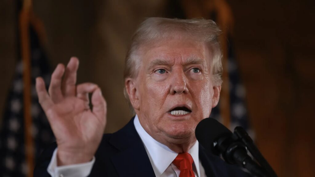 Donald Trump planea multas de casi mil dólares diarios para migrantes con órdenes de deportación.