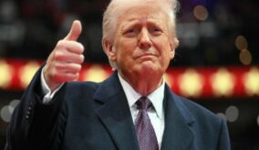 Donald Trump, presidente de Estados Unidos, anunció este miércoles un aumento de los aranceles a las importaciones chinas al 125 %