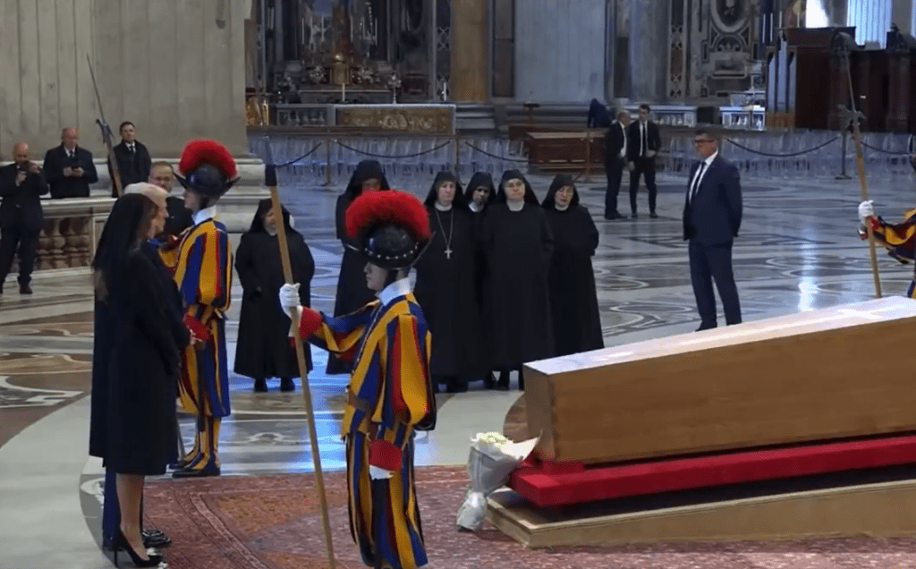 Donald Trump se despide del Papa Francisco antes de su funeral en Roma
