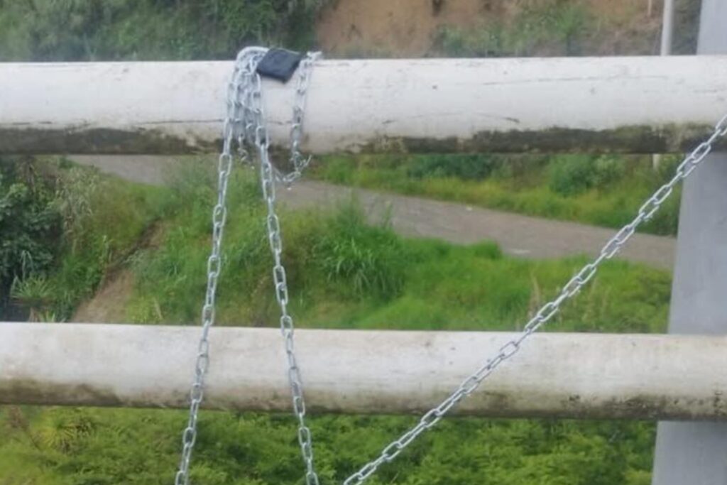 Dos cadáveres fueron encontrados en vía Loja-Cuenca, la Policía Nacional investiga este hecho violento que causa consternación. (Redes sociales).
