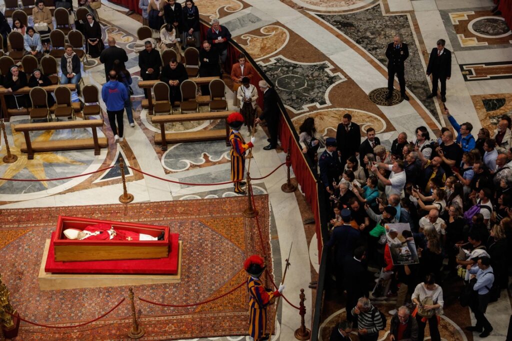 EN VIVO | Siga aquí la capilla ardiente del Papa Francisco en la Basílica de San Pedro a la que acuden miles de feligreses