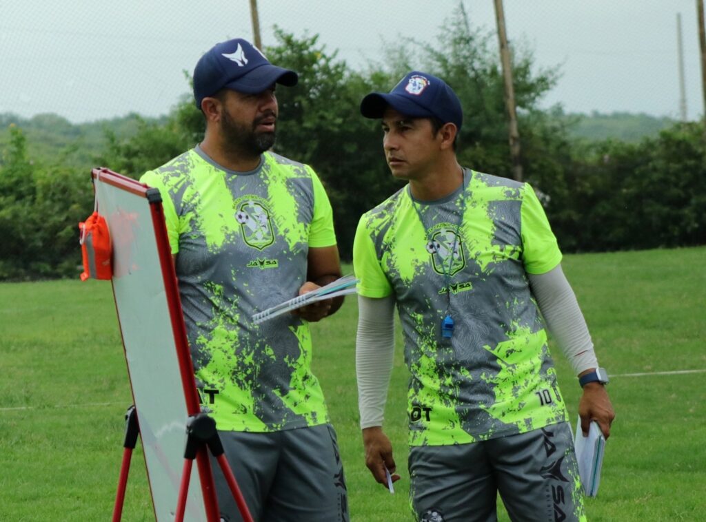 Efrén Mera (izq.) y Javier Carvajal en un entrenamiento del Manta FC
