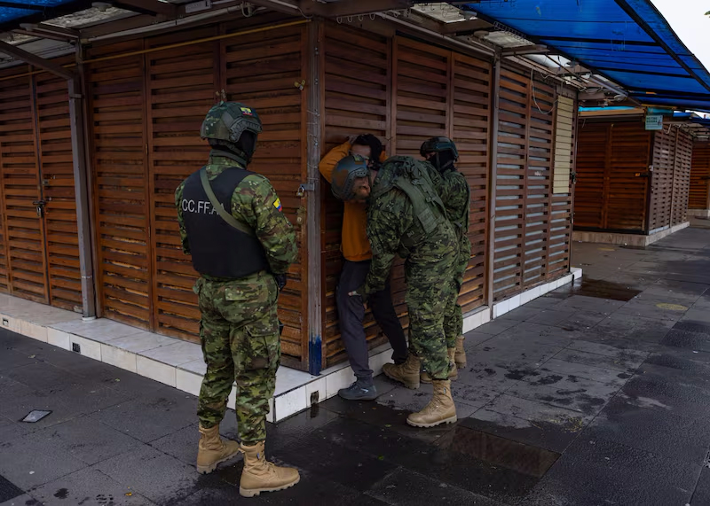 Ecuador propone el ingreso de fueras internacionales para combatir el crimen organizado transnacional.Miembros de las Fuerzas Armadas del Ecuador durante operativos de seguridad en Quito_
