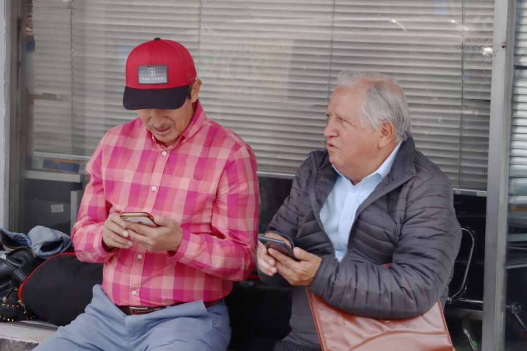 El Banco del Instituto Ecuatoriano de Seguridad Social (Biess) invierte 50 millones de dólares en bonos para maestros jubilados.