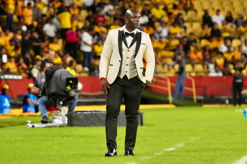 El DT de Barcelona SC, Segundo Castillo, predicó la palabra de Dios en un bus de Guayaquil