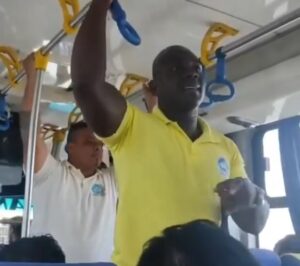 El DT de Barcelona SC, Segundo Castillo, predicó la palabra de Dios en un bus de Guayaquil