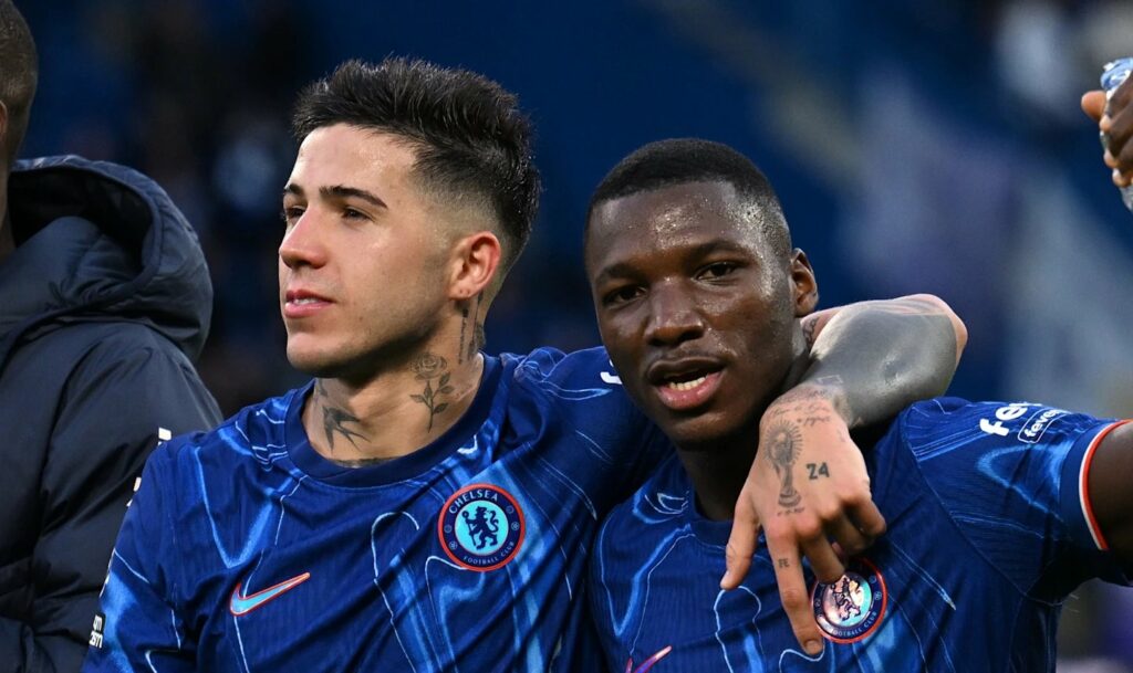 El argentino Enzo Fernández y el ecuatoriano Moisés Caicedo, jugadores del Chelsea.