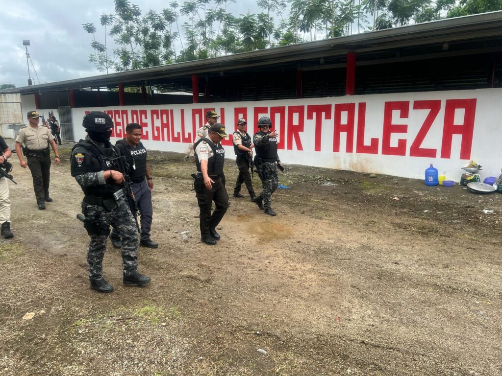El ataque armado, perpetrado dentro de una gallera, en el cantón El Carmen, cobró una víctima más.