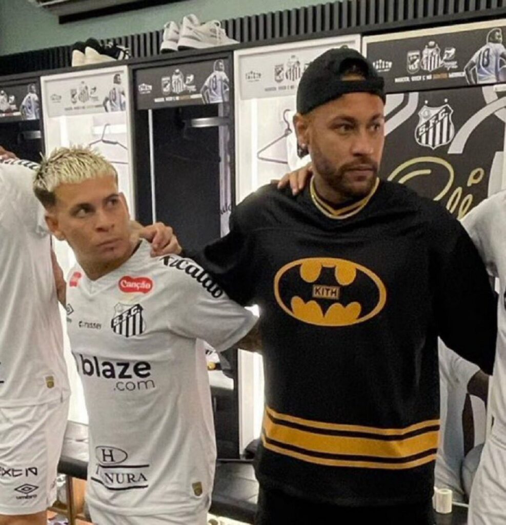 El brasileño Neymar apareció en el vestuario de Santos con la camiseta de Batman.