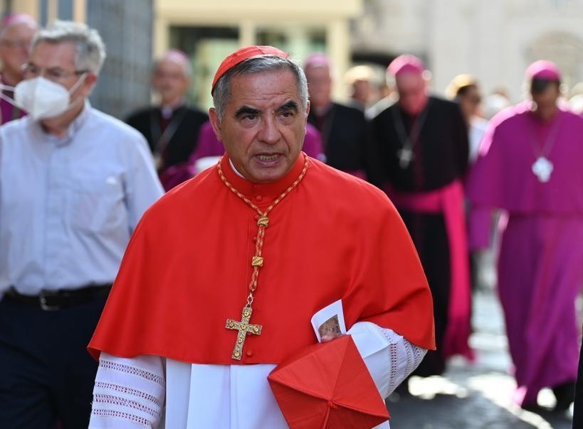 El cardenal italiano Angelo Becciu, de 76 años, no participará en el cónclave para elegir al nuevo Papa.