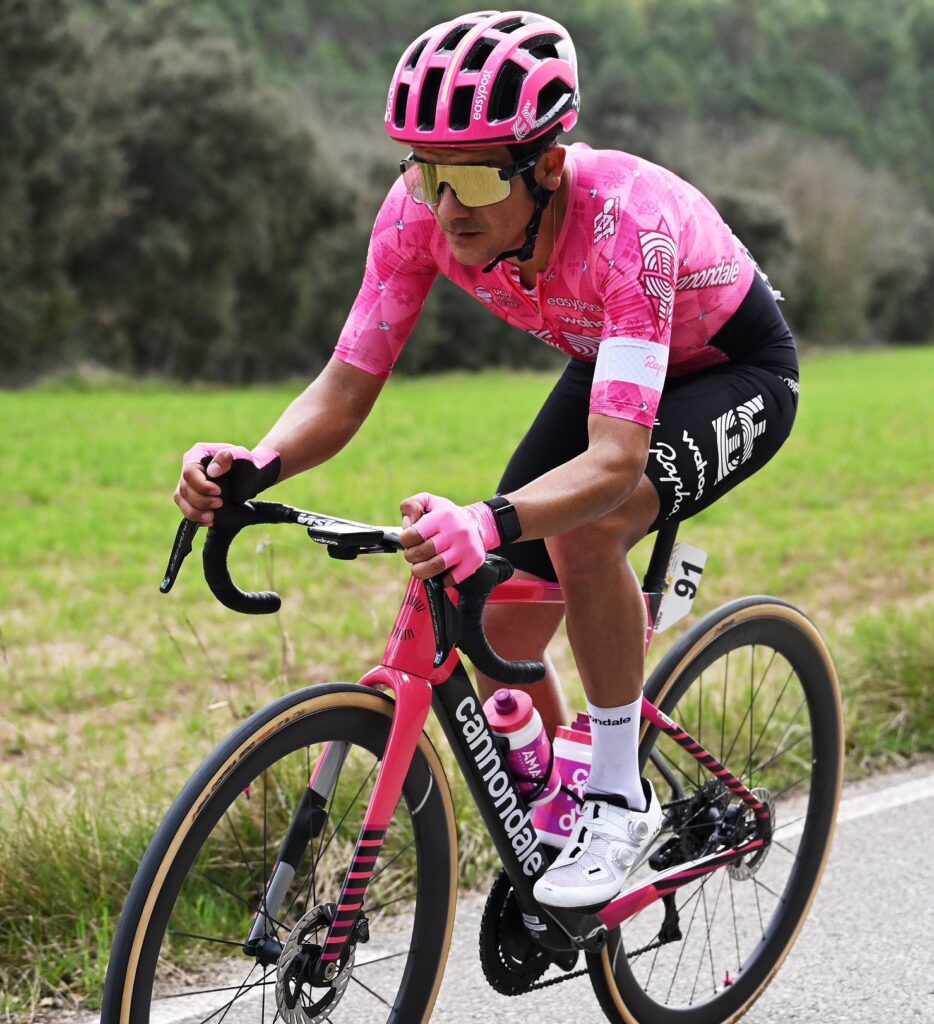 El ciclista Richard Carapaz se alista para el Giro 2025.
