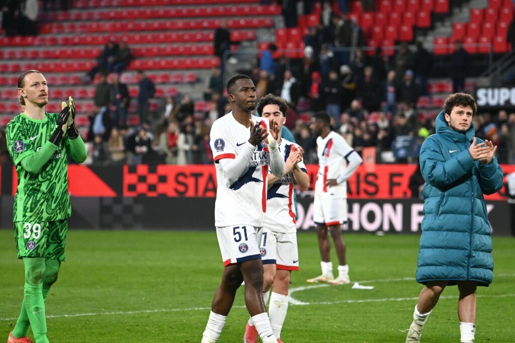 El defensa central Willian Pacho del PSG