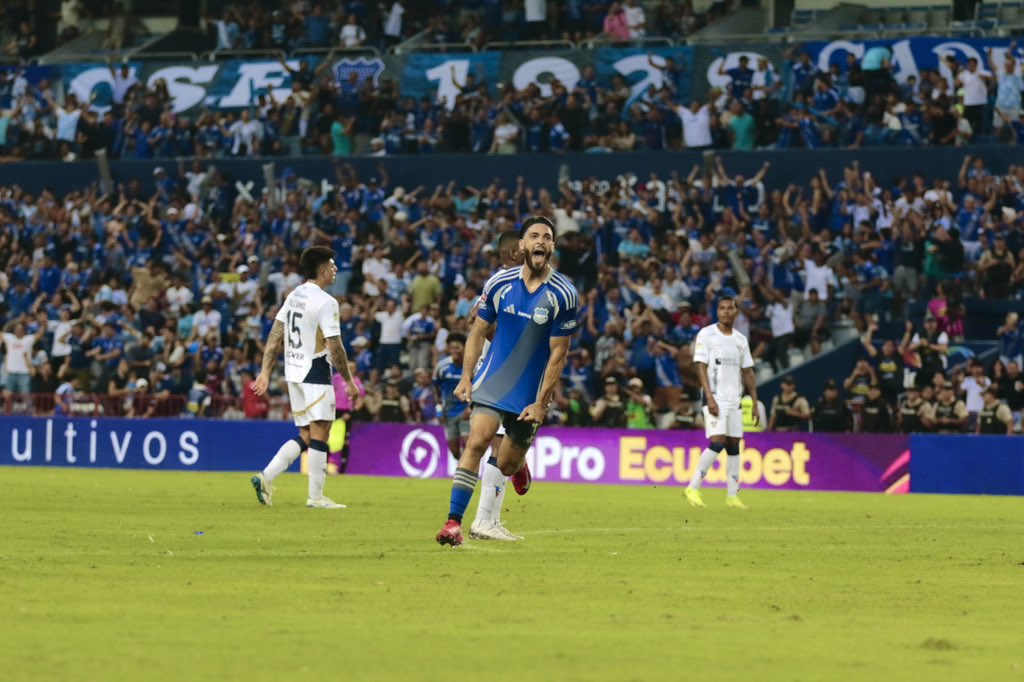 El delantero argentino Facundo Castelli