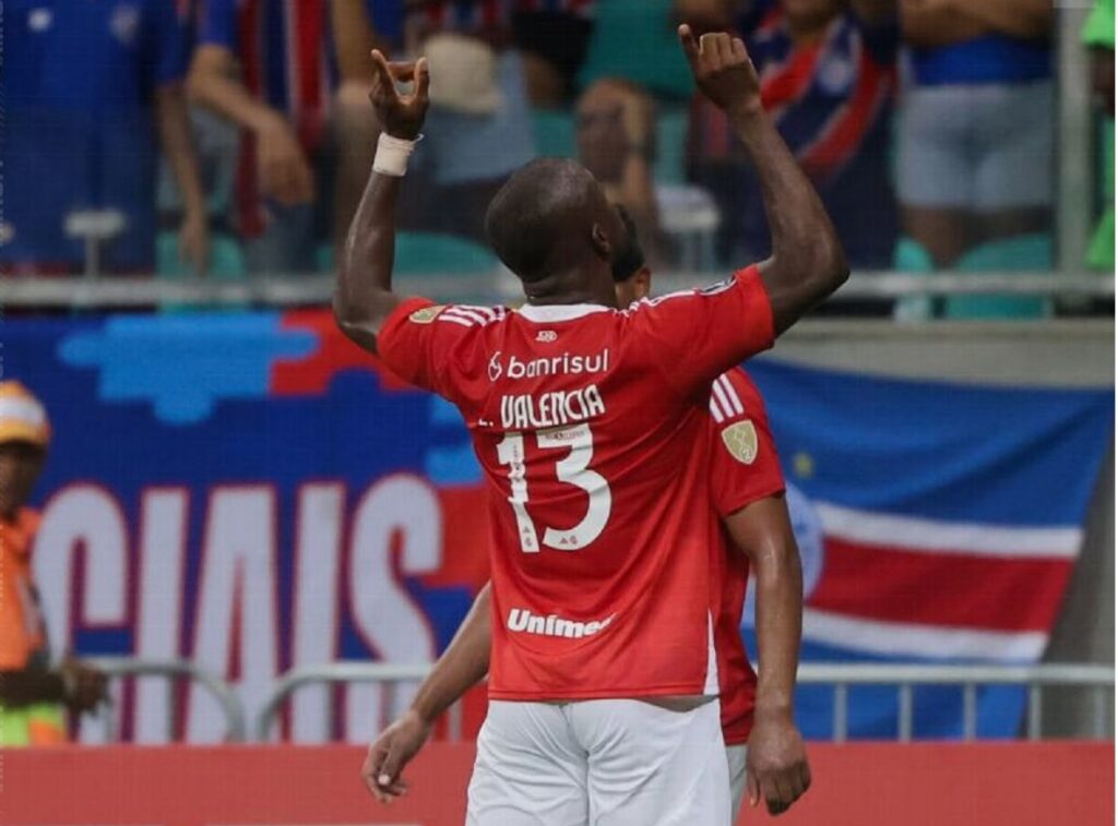 El delantero ecuatoriano Enner Valencia marcó el empate para Internacional de Porto Alegre.