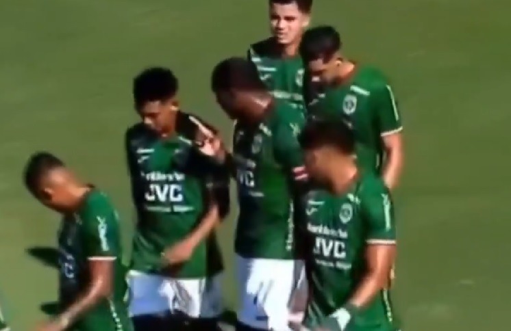 El delantero ecuatoriano Juan Luis Anangonó desató una fuerte controversia al abofetear a su propio compañero Alexy Vega.