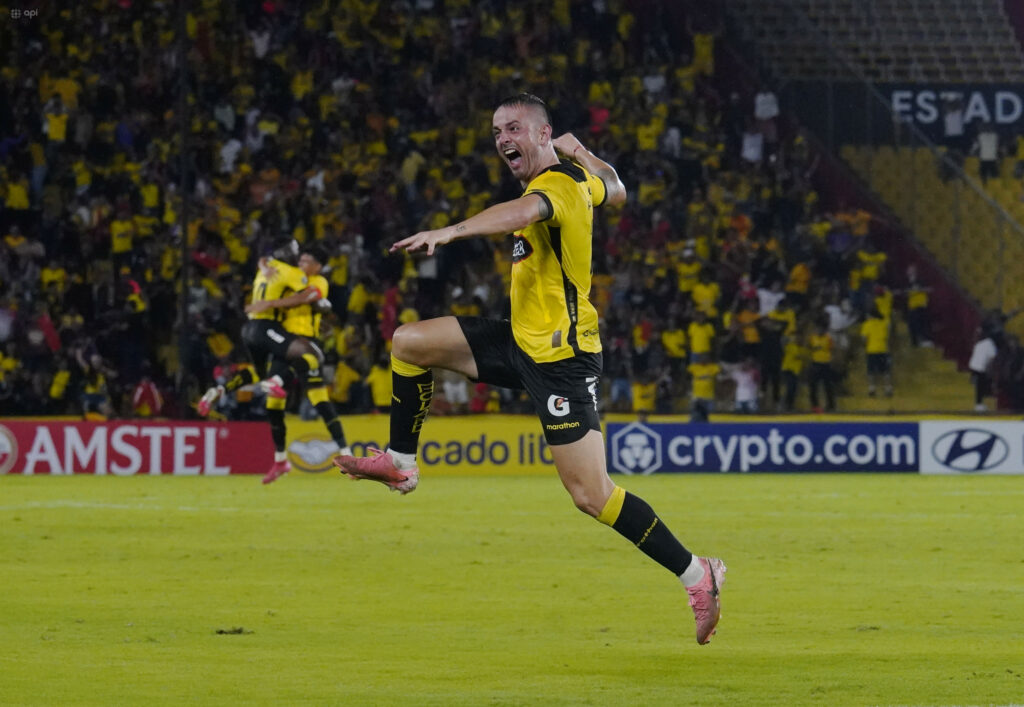 El delantero uruguayo Octavio Rivero, en un duelo por Copa Libertadores.