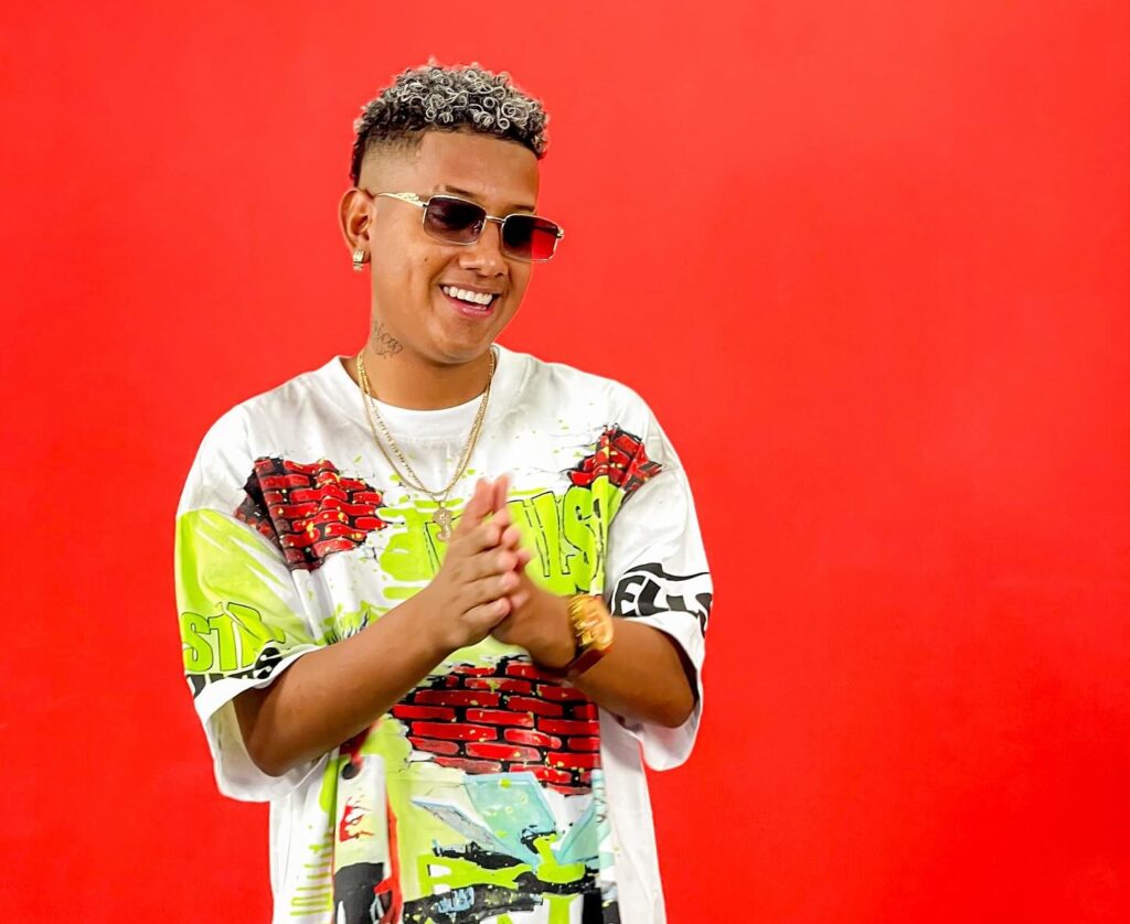 El ecuatoriano Jombriel alcanza el Top 50 Global de Spotify con ‘Vitamina’
