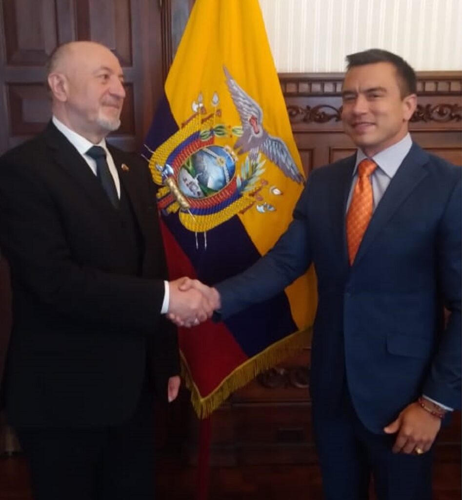 El embajador ruso en Ecuador, Vladimir Sprinchan junto al presidente Daniel Noboa.