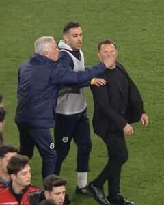 El entrenador José Mourinho tira de la nariz del técnico del Galatasaray.