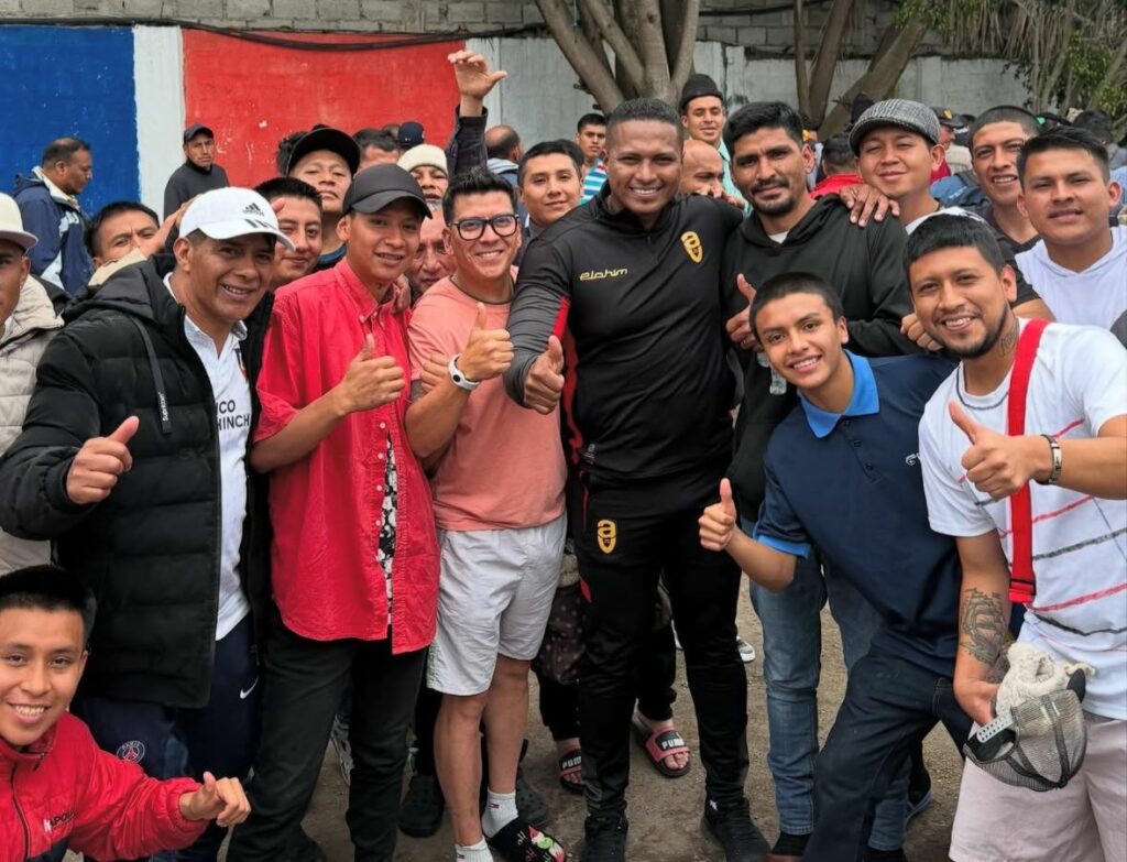 El exfutbolista Antonio Valencia visitó un centro de rehabilitación