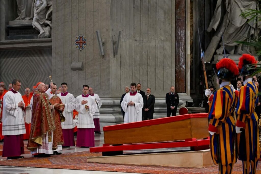 El féretro del Papa Francisco llegó a la Basílica de San Pedro en medio de una emotiva procesión
