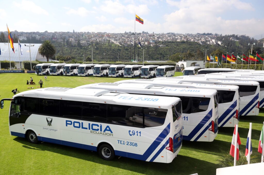 El gobierno nacional entregó una nueva flota de 20 buses a la policía nacional para fortalecer el eje preventivo
