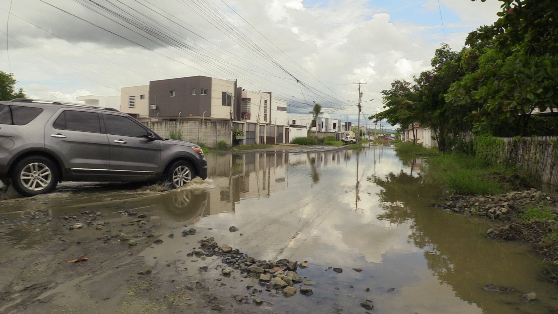 El invierno ha ocasionado inundaciones de aguas lluvias y residuales en las ciudadelas Fortaleza y Miraflores de Portoviejo