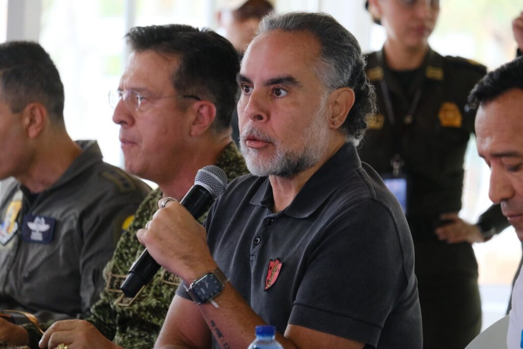El ministro del Interior de Colombia reconoce su adicción al alcohol y las drogas