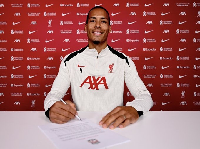 El neerlandés Virgil van Dijk renueva su contrato con Liverpool hasta junio de 2027