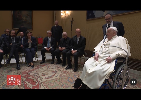 El papa Francisco recibe al personal que lo atendió durante su hospitalización Gracias por el buen servicio