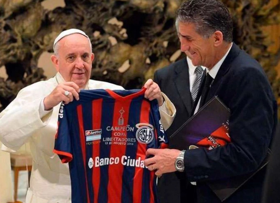 El papa Francisco siempre mostró un amor inquebrantable por el Club Atlético San Lorenzo de Almagro, de su natal Argentina.